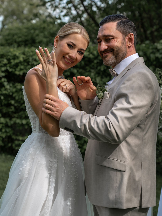 Brautpaar zeigt Ringe