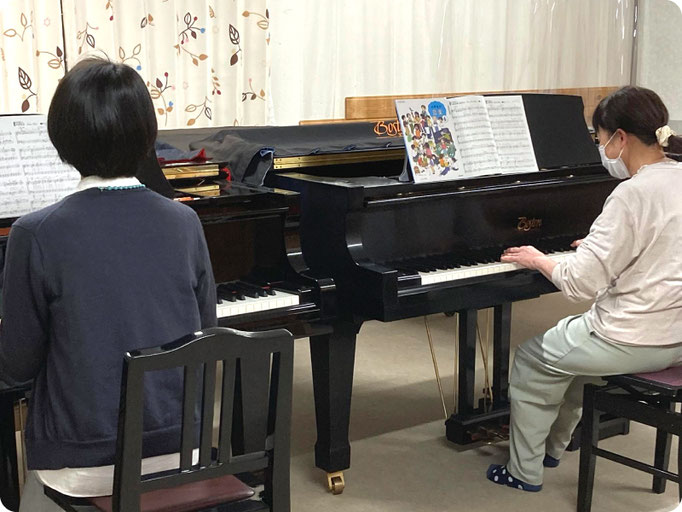 【写真】大人ピアノレッスン中の様子｜音楽教室スタジアス