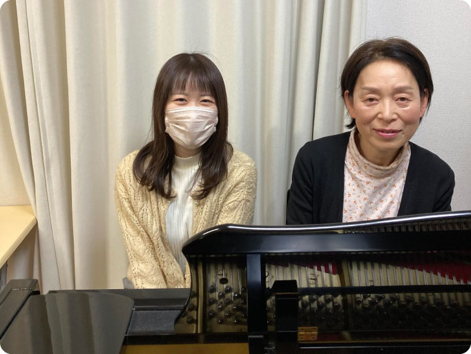 【写真】大人ピアノレッスンの先生と生徒さん｜音楽教室スタジアス