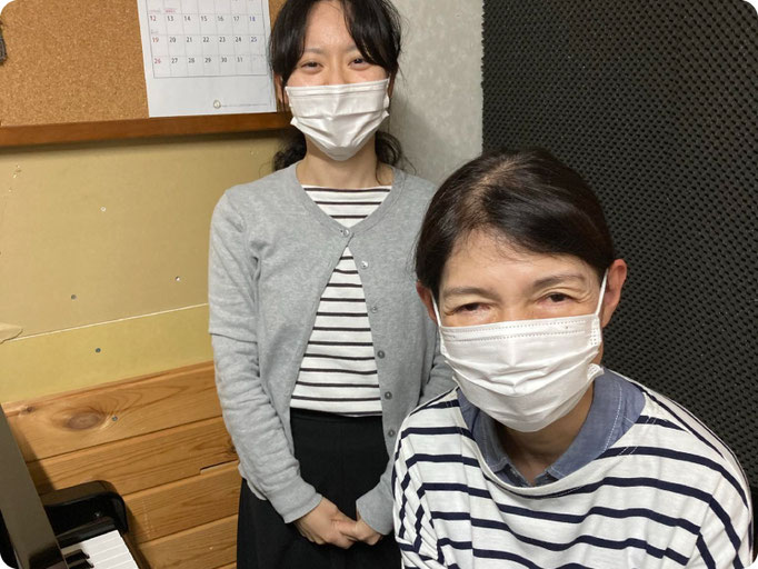 【写真】大人ピアノレッスン中の様子｜音楽教室スタジアス