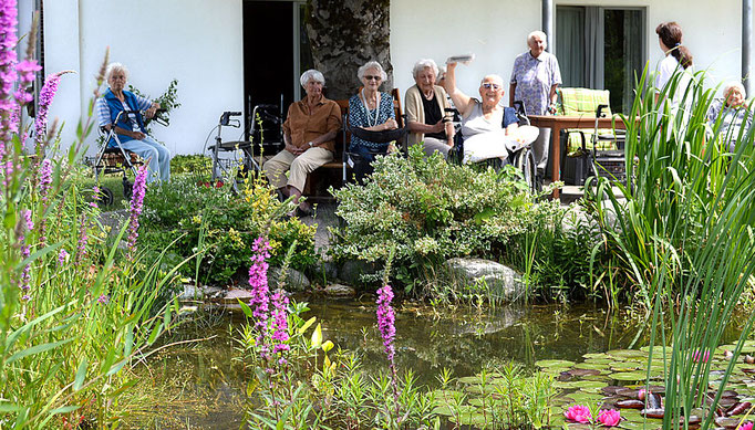 Senioren im Garten, Haus am Steinbach in Nußdorf