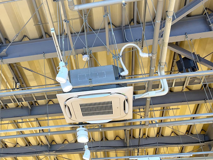 業務用エアコンの天井カセット埋込吊下型