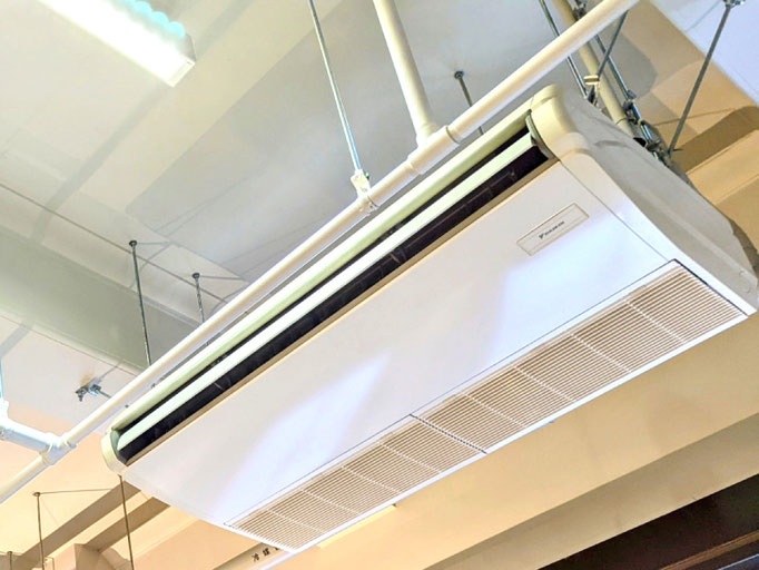 業務用エアコンの天井カセット吊下型