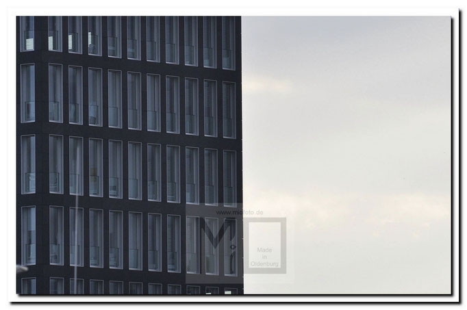 Glasfront im Buerohaus, FOTO: MiO Made in Oldenburg®, miofoto.de,Aktuell Oldenburg Streetfoto