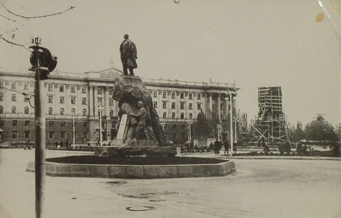 Ленин-47 на фоне строящегося Ленина-57