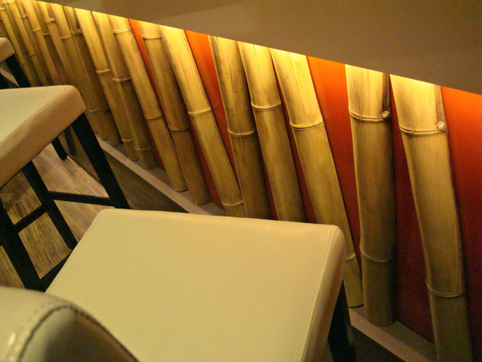 barras de bar  BARRA DE SILESTONE, VIDRIO Y CAÑAS DE BAMBÚ ARTIFICIALES 
