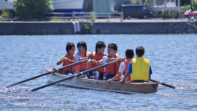 初出漕の国立小樽海上技術学校クルー