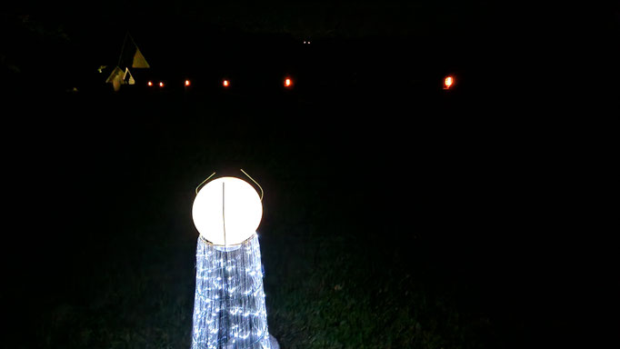 Die Lichtsäule im Garten