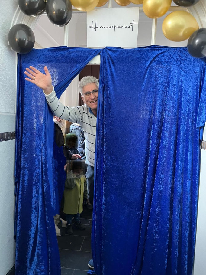 Ein letztes Winken und weg ist er: Norbert Geier auf der anderen Seite des Vorhangs. Da warteten seine Enkelkinder