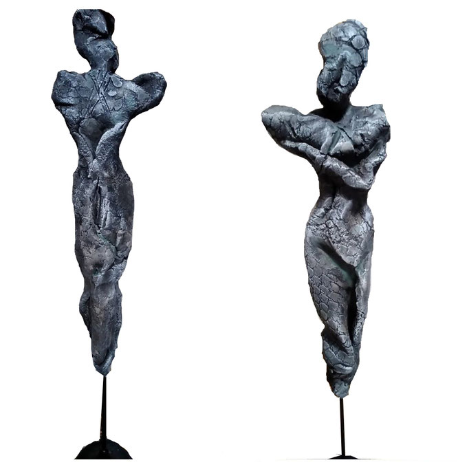 Torso aus schwarzem Ton mit Engoben gebrannt/Kaltbemalung (Verkauft)