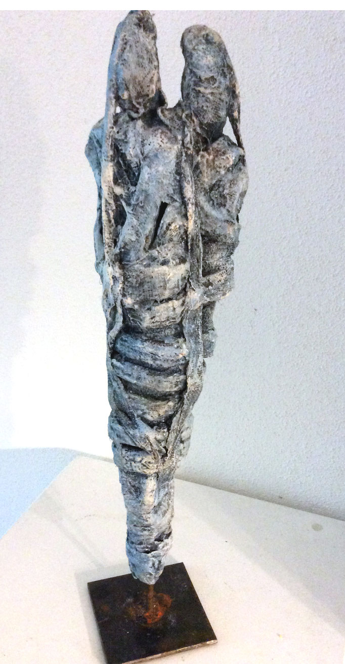 Verbundenheit/ Skulptur aus Ton/Gaze/Kaltbemalung (verkauft)