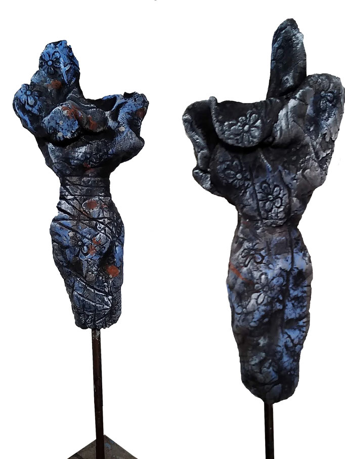 Torso/ Skulptur mit Engoben gebrannt /Kaltbemalung