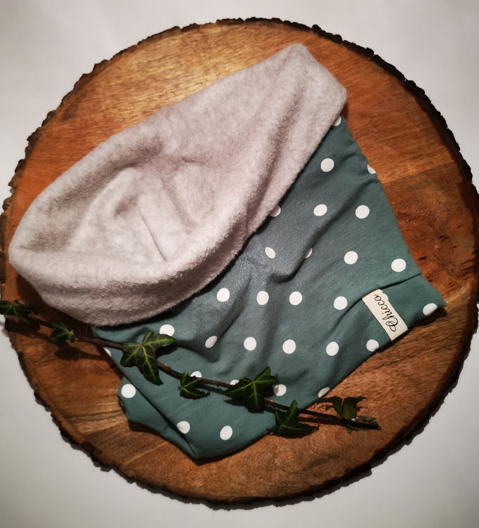 Loopschal mint gepunktet und innen gefüttert mit hellgrauem Fleece.