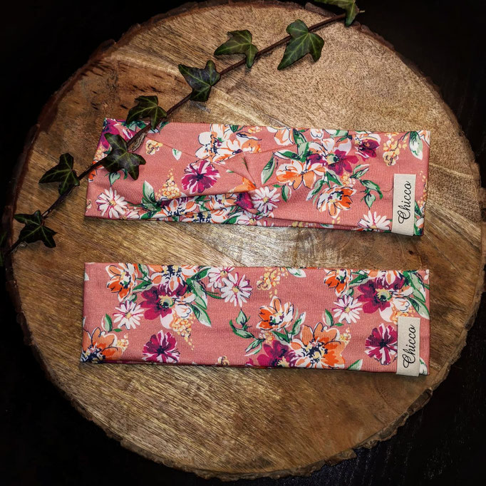Stirnband mit und ohne Knoten im Blumenmuster.