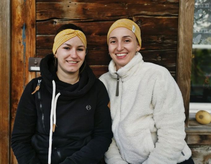 Stirnbänder mit und ohne Knoten in Farbe senf gestreift