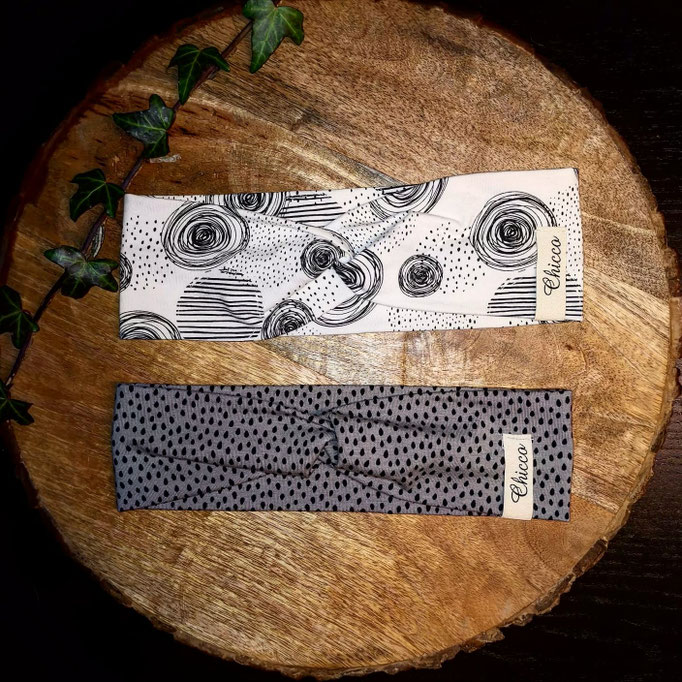 Knotenstirnbänder in weiss mit schwarzen Kreisen und grau gepunktet.