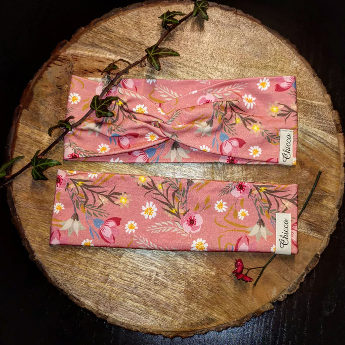 Stirnbänder mit und ohne Knoten in Farbe rosa mit Blumenmuster.