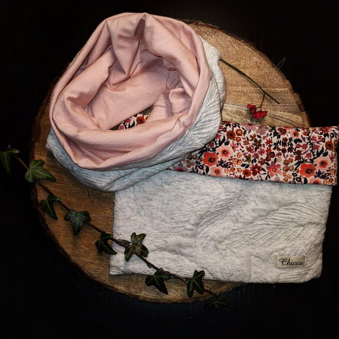 Loopschal in Farbe rosa und im Blumenmuster. 