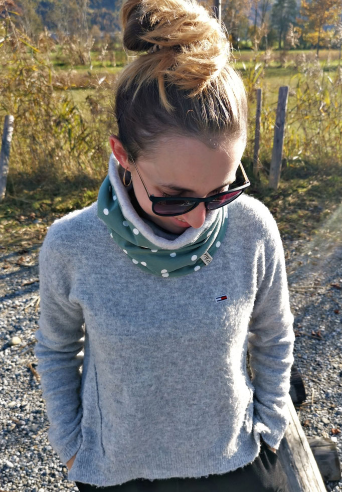Loopschal mint gepunktet und innen gefüttert mit hellgrauem Baumwoll Fleece 