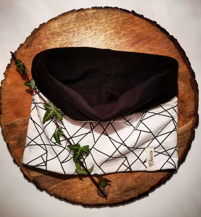 Loopschal weiss gemustert und mit schwarzem Fleece gefüttert.