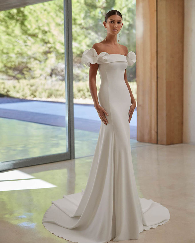 Junge Frau trägt das günstige Brautkleid Avery von Rosa Clara