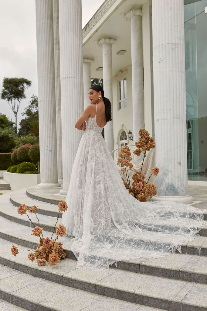 Preisreduziertes günstiges A-Linie-Brautkleid von Madi Lane
