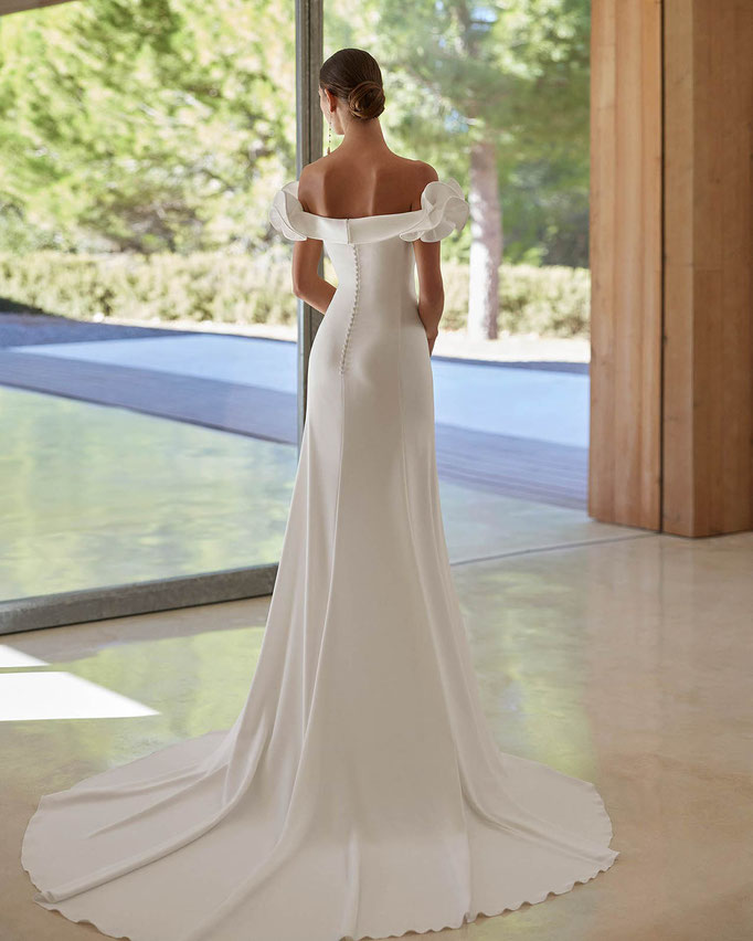 Junge Frau von hinten trägt das günstige Brautkleid Avery von Rosa Clara