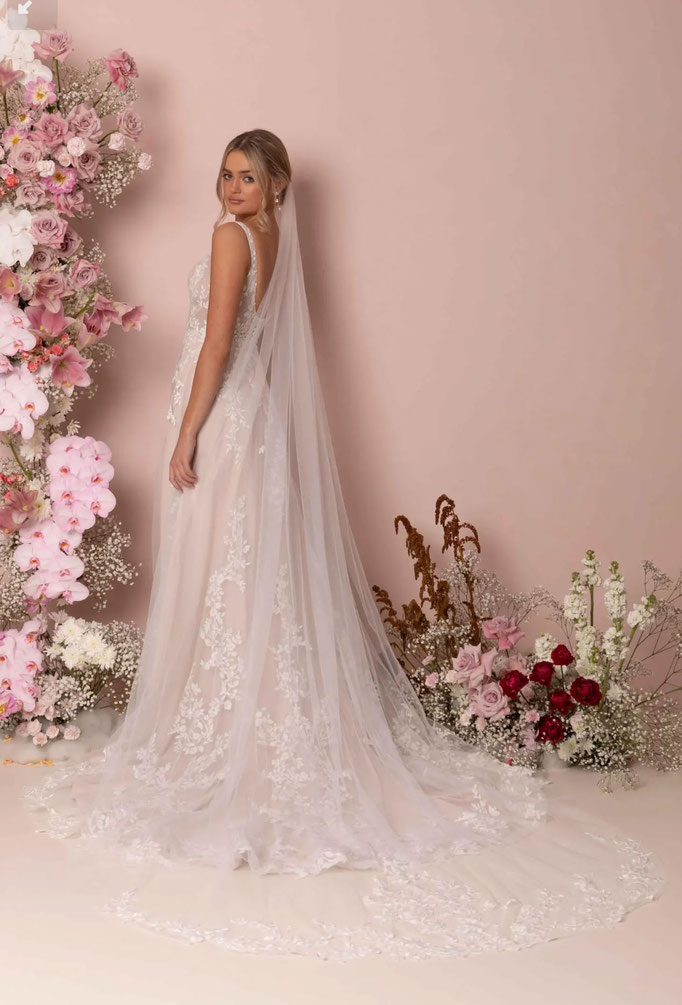 Preisreduziertes günstiges romantisches Brautkleid von Madi Lane