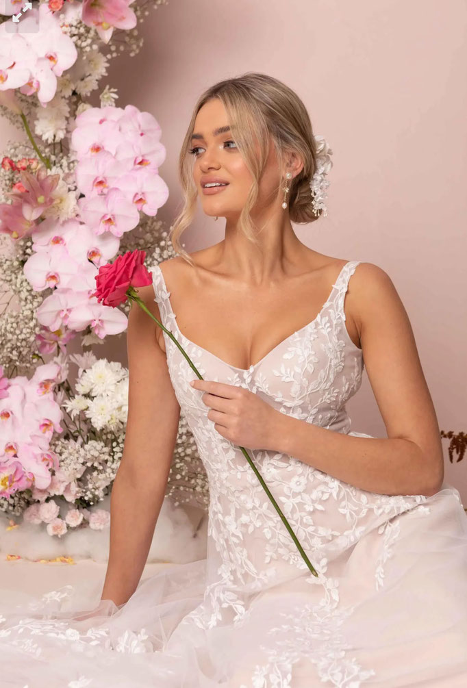 Preisreduziertes günstiges romantisches Brautkleid von Madi Lane