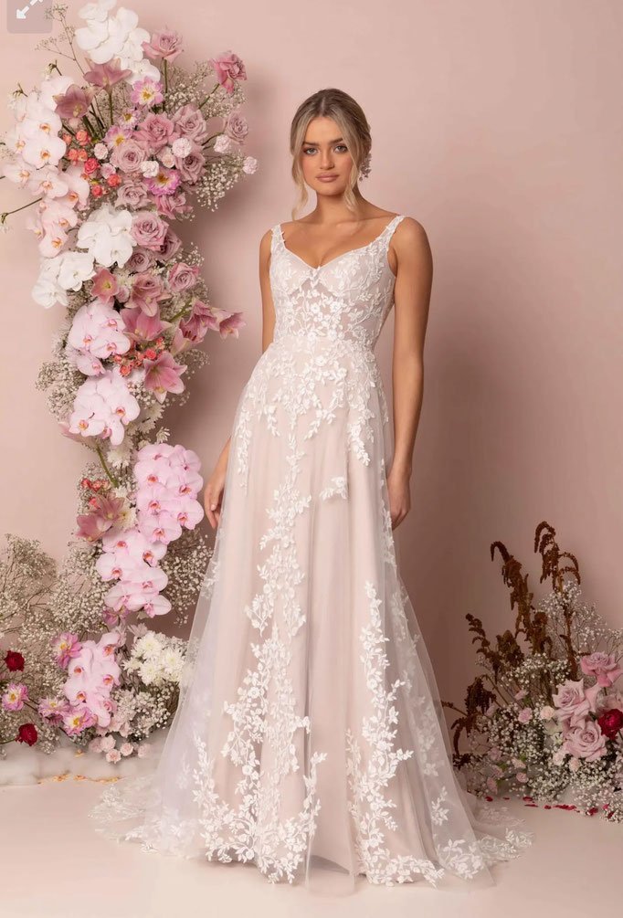Preisreduziertes günstiges romantisches Brautkleid von Madi Lane