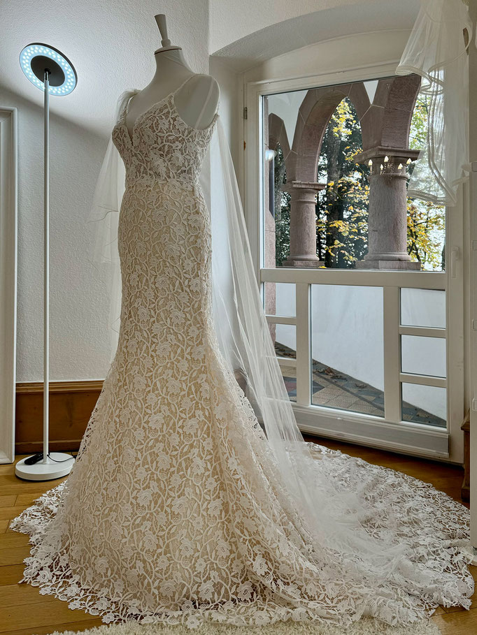Brautkleid in einem Brautzimmer von Brautmoden Schwarzwald