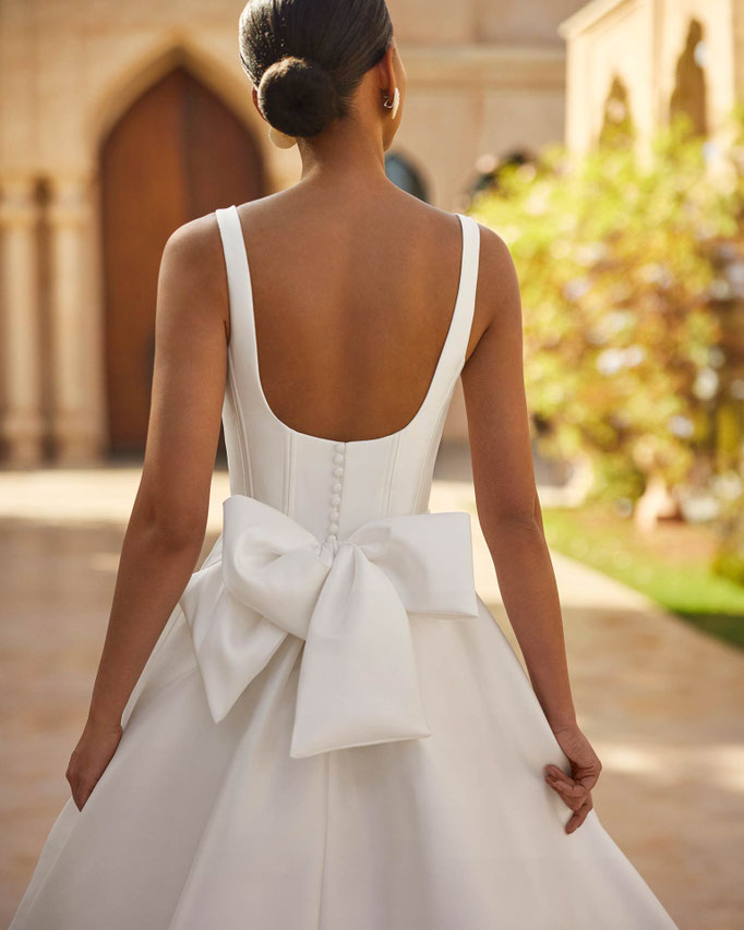 preisreduziertes Brautkleid Oneida von Rosa Clará von hinten