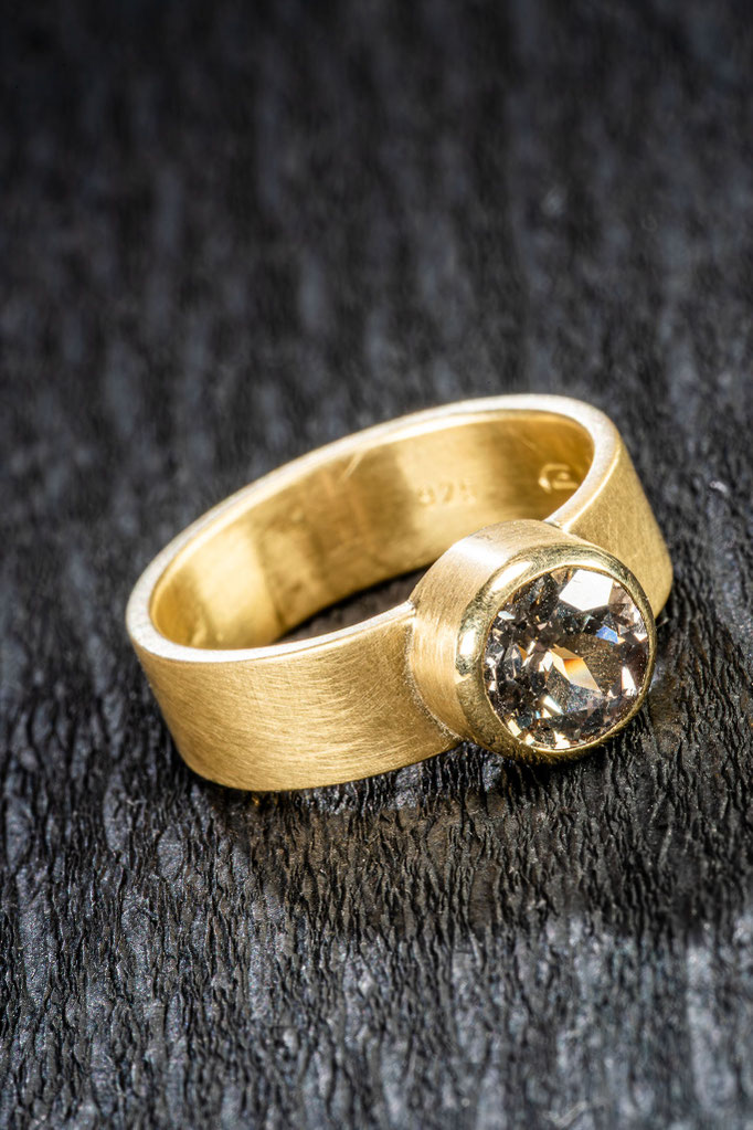 Ring von Urte Hauck, Hemmingen, Saphir, 750|Gelbgold