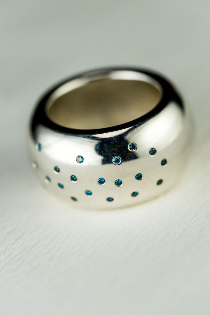 Ring von Urte Hauck, Hemmingen, blaue Brillianten, 925|Silber
