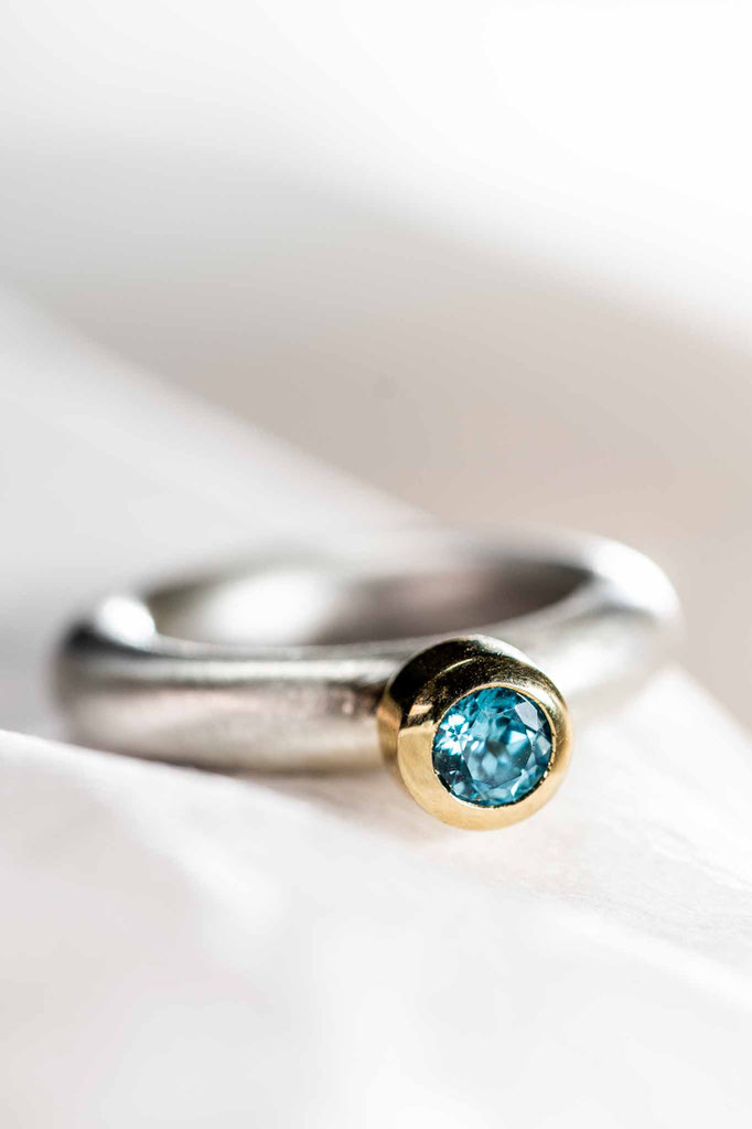 Ring von Urte Hauck, Hemmingen, Zirkon,750/-Gelbgold, 925/-Silber         VERKAUFT