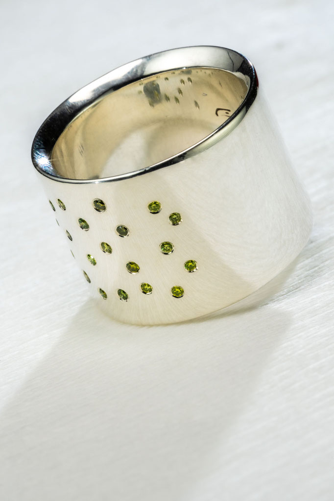 Ring von Urte Hauck, Hemmingen, grüne Brillianten, 925|Silber