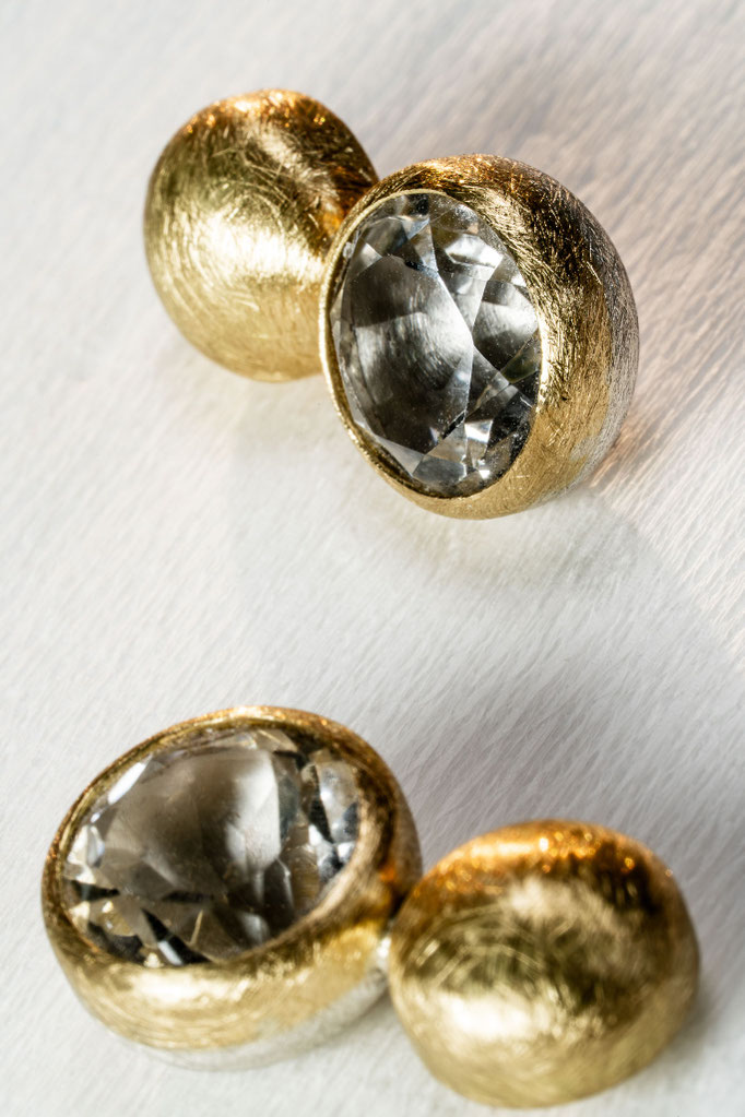 Ohstecker von Urte Hauck, Hemmingen. Bergkristall mit 750|Gelbgold und 925|Silber