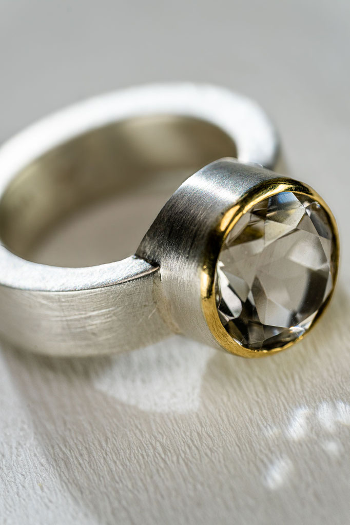 Ring von Urte Hauck, Hemmingen, Bergkristall und 750|Gelbgold, 925|Silber