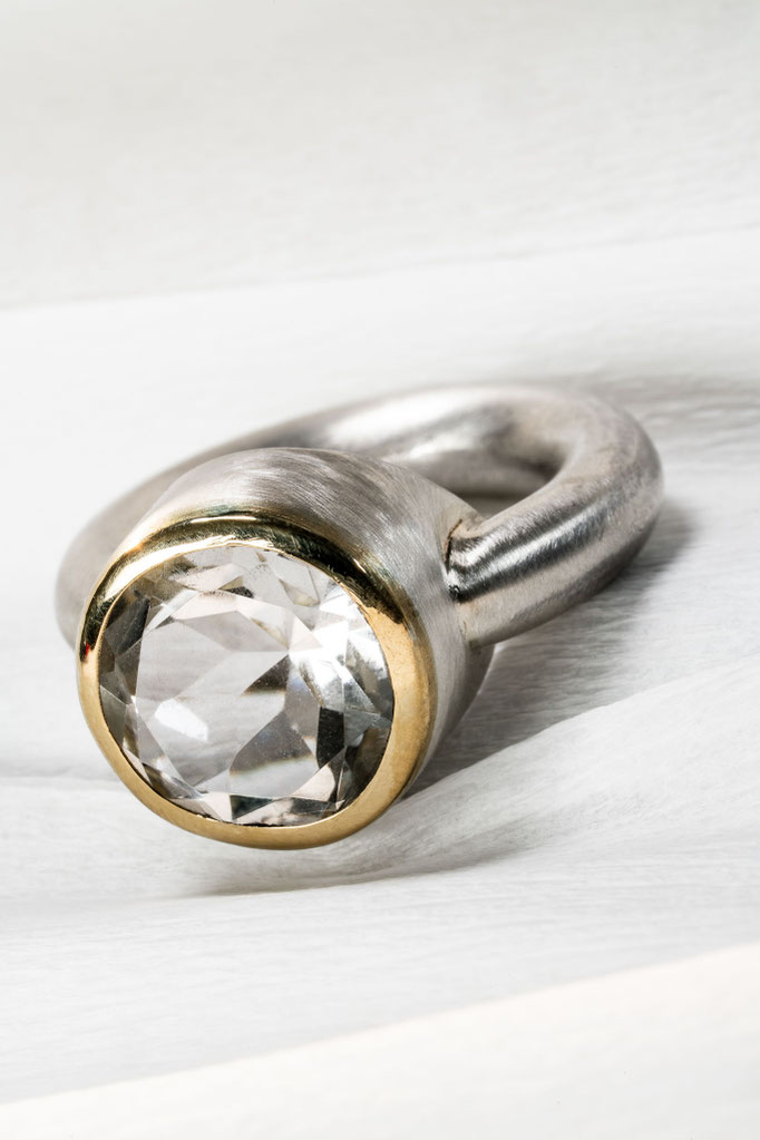 Ring von Urte Hauck, Hemmingen. Bergkristall mit 750|Gelbgold und 925|Silber        VERKAUFT