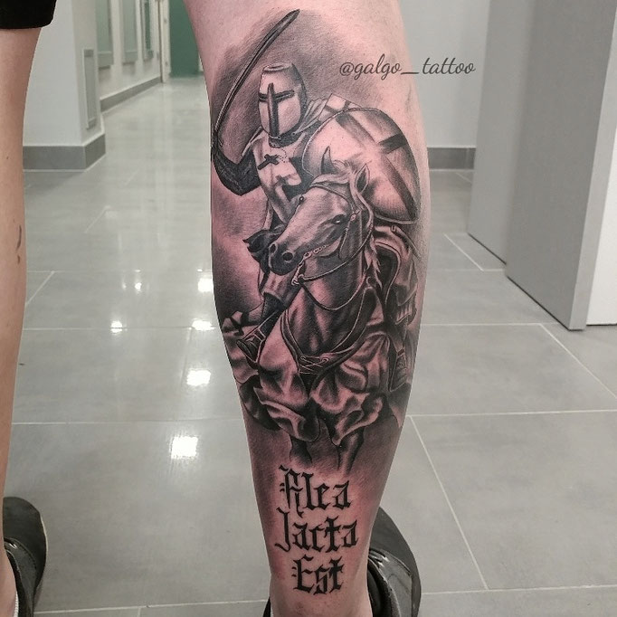 tatuaje realista de un Templario montando a caballo a punto de atacar.