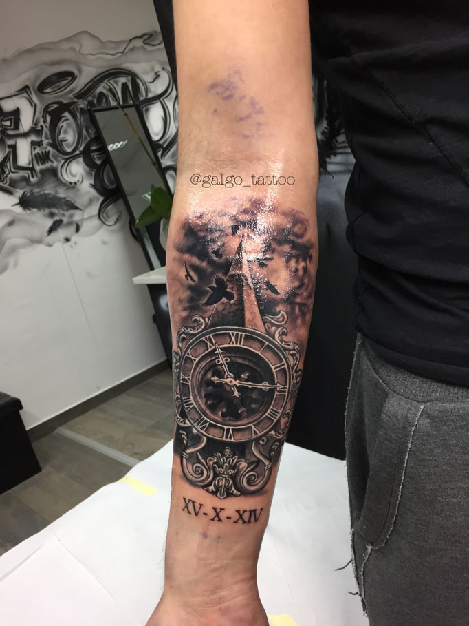 tatuaje en realismo de una pirámide con un reloj en 3d.