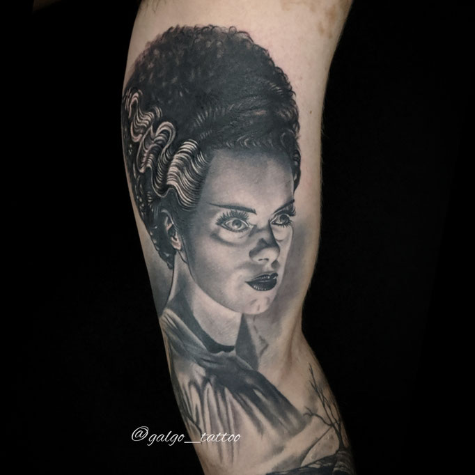 Tatuaje en realismo blanco y negro sobre la novia de Frankenstein. Hecho en Las Palmas de Gran Canaria