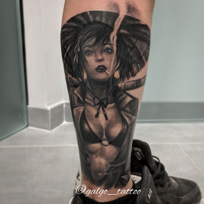 Tatuaje realista hecho en Barcelona, imagen anime de una chica japonesa.