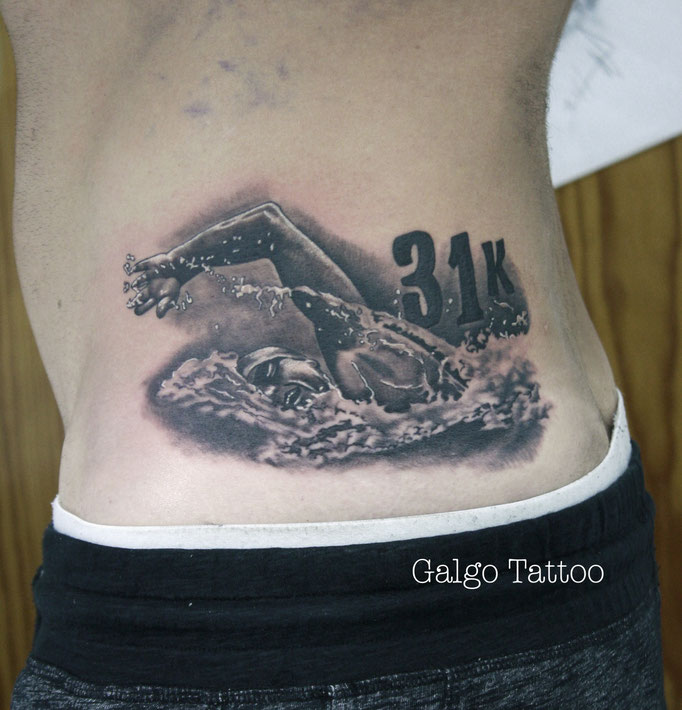 Tatuaje de realismo sobre natación, representa a un nadador surcando su ruta hecho en Canarias. Swimmer tattoo. Black and grey realism tattoo in Las Palmas