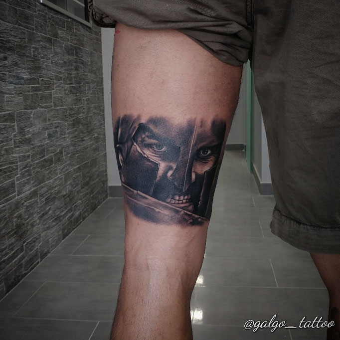 Tatuaje realista de Leonidas, detalle de su cara en plena batalla. Leonidas tattoo portrait from 300