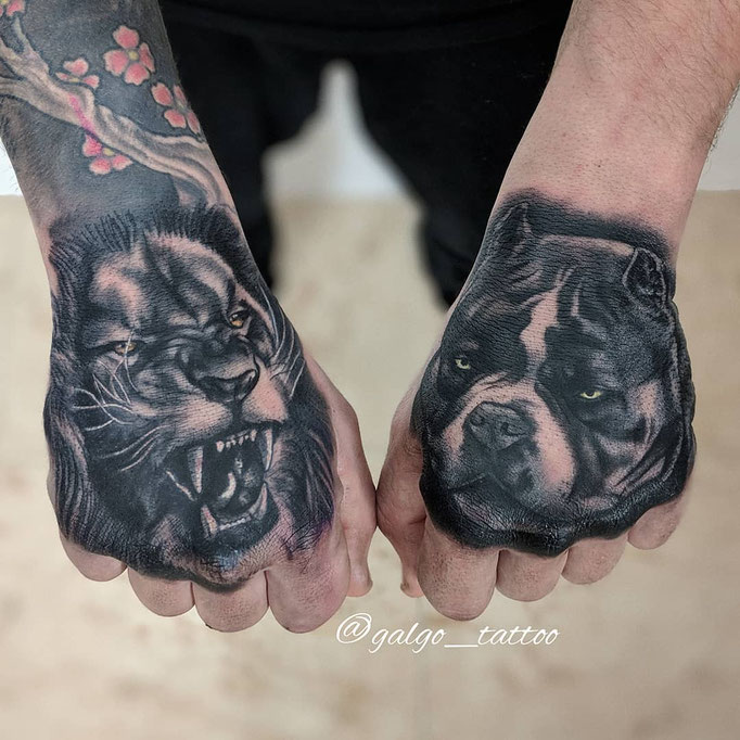 Tatuaje de realismo en la mano, un león y un american bully. Hecho en Barcelona, España.
