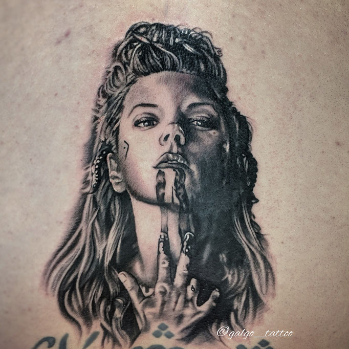 Tatu realista de Lathgertha, persona principal de la serie Vikingos, hecho en la espalda.