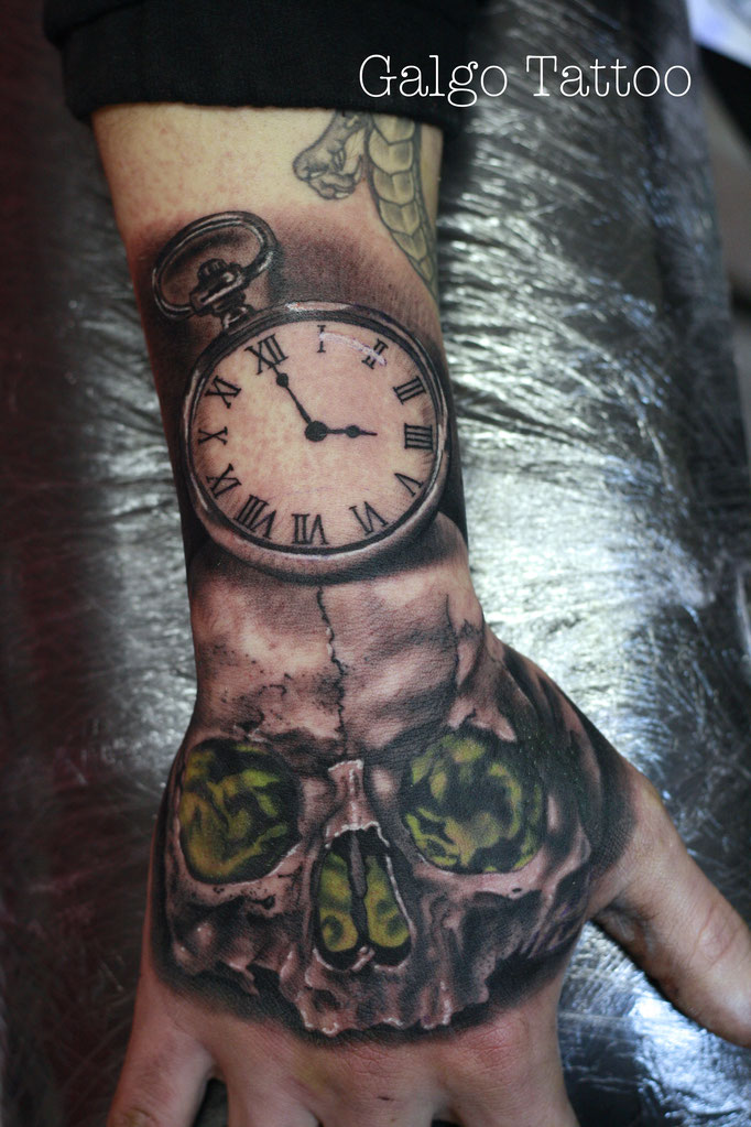 tatuaje realista de reloj y calavera en la mano, hecho en Canarias, España.