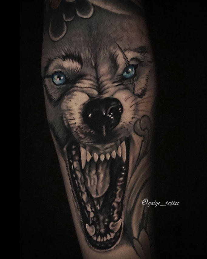 Tatuaje realista de un lobo furioso, hecho en Gran Canaria.