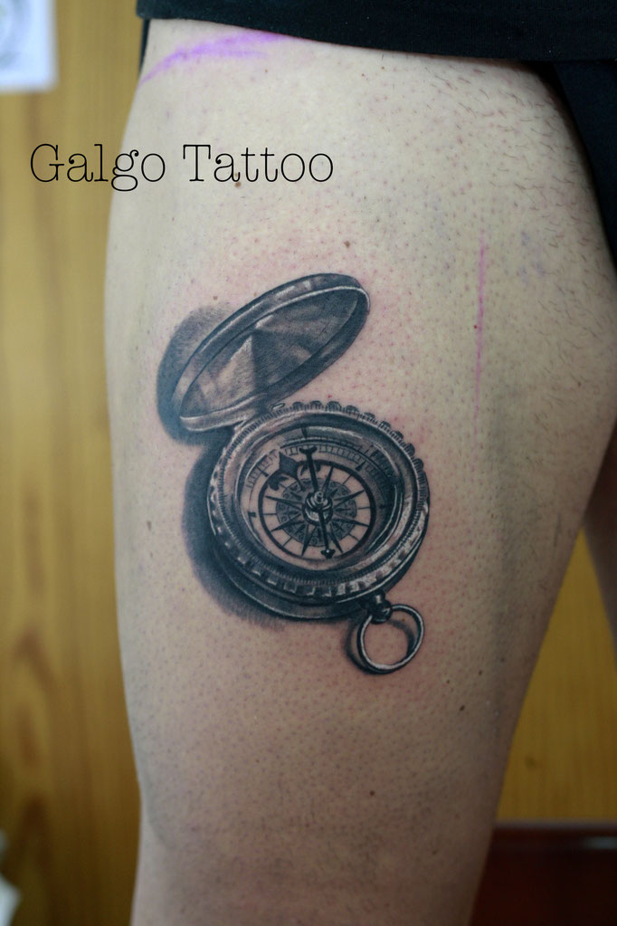 tatuaje realista de una brújula en la pierna, hecho en Cartagena, España.